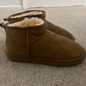 BNWOT Ugg short boots